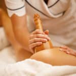 mujer recibiendo masaje con kit de maderoterapia